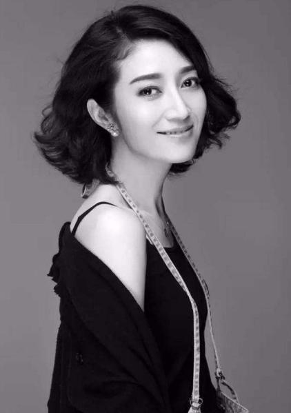 女明星网红跑着回头,惊艳众人目光