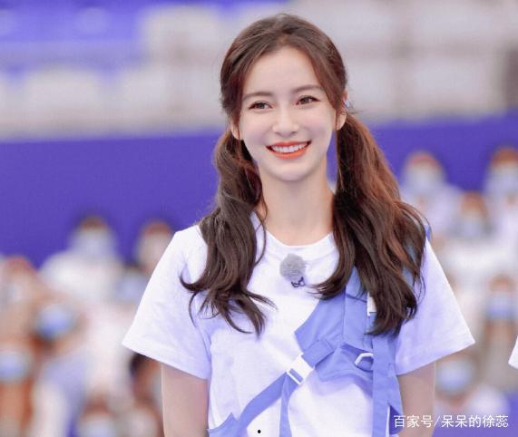 女明星网红跑着回头,惊艳众人目光