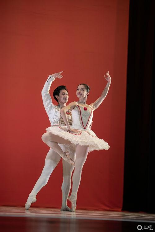 明星网红简易舞蹈图片,跟随明星步伐，轻松学会热门舞步